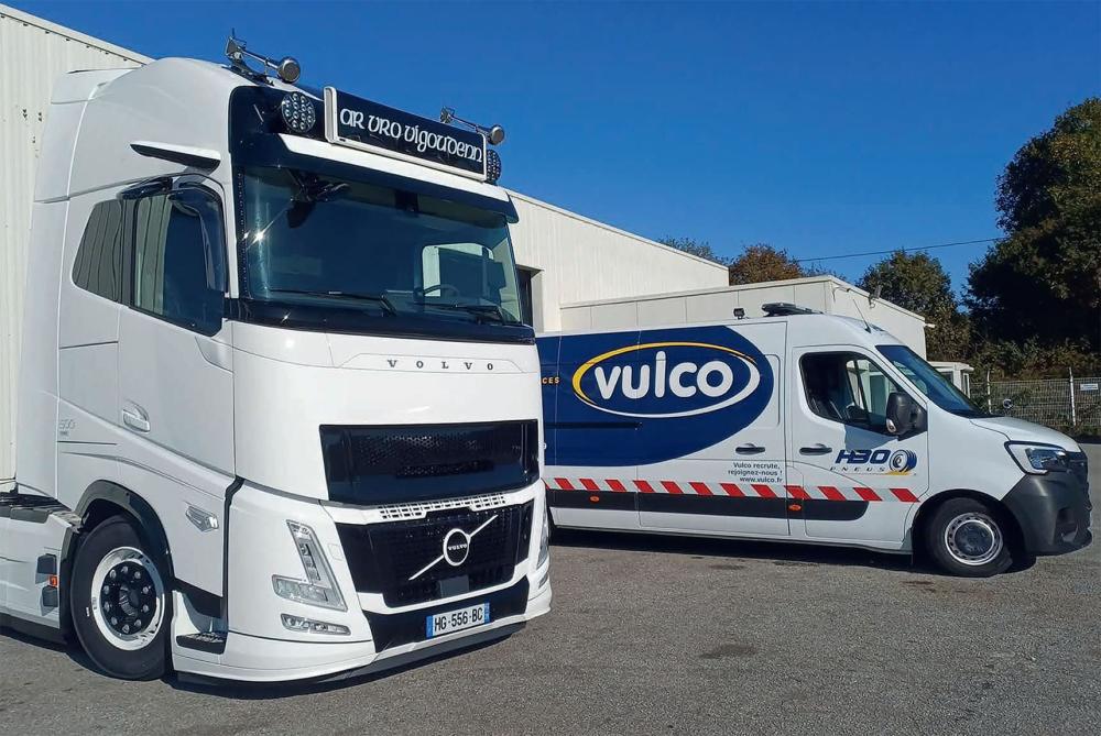 Camion en premier plan et fourgon de dépannage au second plan